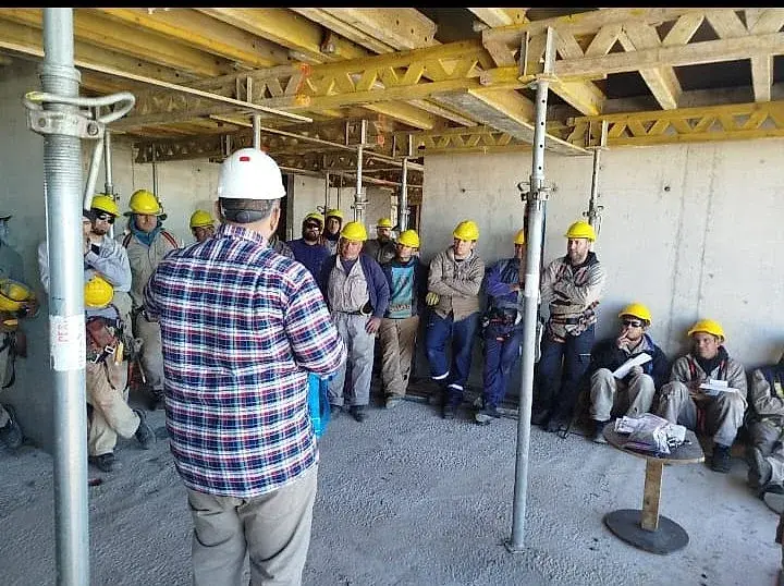 Capacitación de seguridad dictada por SM Consultora a personal de obra