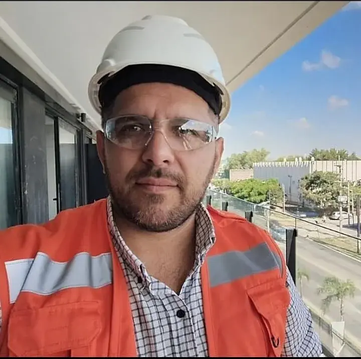 Profesional de SM Consultora con casco y elementos de protección en una obra