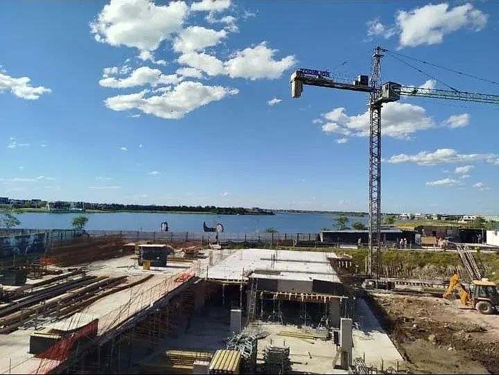Obra en construcción con grúa supervisada por SM Consultora