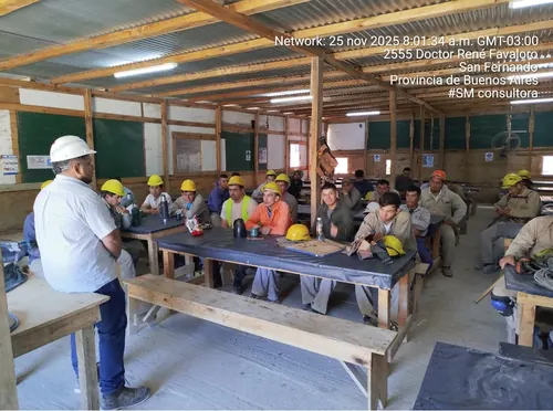 Charla de seguridad al personal en el comedor de obra